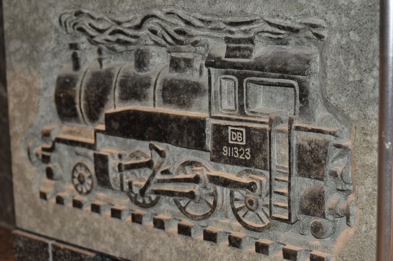 Kunst naturstein steinmetz lauer lokomotive